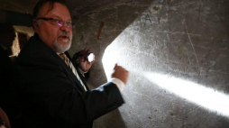 Jacek Pawłowicz z IPN oprowadza po budynku dawnej katowni Gestapo, NKWD i UB w Płocku. 2015 r. Fot. PAP/M. Bednarski 