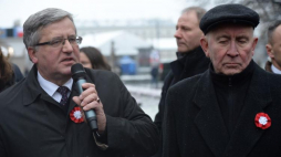 Były prezydent Bronisław Komorowski i Andrzej Czuma po złożeniu kwiatów przed Grobem Nieznanego Żołnierza. Fot. PAP/J. Turczyk 