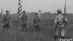 Żołnierze KOP-u na granicy polsko-sowieckiej, podczas spotkania z patrolem sowieckim. Źródło: NAC