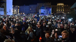  Impreza "Kraków żegna Leonarda Cohena" na Rynku Głównym. Fot. PAP/J. Bednarczyk