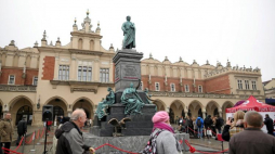 Replika pomnika Adama Mickiewicza na Rynku w Krakowie. Fot. PAP/S. Rozpędzik