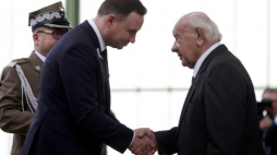 Prezydent Andrzej Duda (2L) wręcza awans na stopień generała brygady płk. Ludwikowi Krempie (P) podczas uroczystości w 8. Bazie Lotnictwa Transportowego w Krakowie. Fot. PAP/M. Zimny