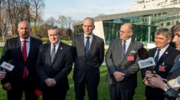 Wicepremier Piotr Gliński (2L), wiceminister rozwoju Tadeusz Kościński (L), wiceprezydent Łodzi Wojciech Rosicki (C), wojewoda łódzki Zbigniew Rau (2P), marszałek woj. łódzkiego Witold Stępień (P) po prezentacji kandydatury Łodzi do EXPO 2022. Paryż, 23.11.2016. Fot. PAP/G. Michałowski