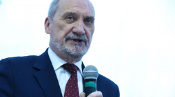Minister obrony narodowej Antoni Macierewicz podczas promocji książki „Harcerską drogą do niepodległości. Od »Czarnej Jedynki« do Komitetu Obrony Robotników”. Fot. PAP/M. Obara 
