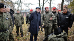 Minister obrony narodowej Antoni Macierewicz podczas wizyty w Oddziale Specjalnym Żandarmerii Wojskowej w Mińsku Mazowieckim. Fot. PAP/P. Piątkowski