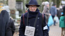 Aktorka Maja Komorowska kwestuje na Powązkach w Warszawie w dzień Wszystkich Świętych. Fot. PAP/L. Szymański