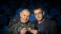 Aktor Krzysztof Majchrzak (L) oraz dyrektor i twórca festiwalu Sławomir Fijałkowski (P) z nagrodą Złotego Glana. Fot. PAP/G. Michałowski