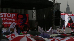 Manifestacja "Nie dla chaosu w szkole" na pl. Piłsudskiego w Warszawie. Fot. PAP/T. Gzell 