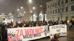 Uczestnicy marszu antyfaszystowskiego pod hasłem "Za wolność naszą i waszą" idą ulicami Warszawy. Fot. PAP/J. Turczyk