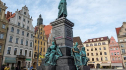 Replika pomnika Adama Mickiewicza z krakowskiego Rynku odsłonięta na Rynku we Wrocławiu. Fot. PAP/M. Kulczyński