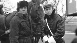 Scena z filmu "Miś". Nz: Stanisław Tym (L) i Eugeniusz Priwieziencew. Fot. PAP/W. Rozmysłowicz