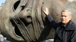 Igor Mitoraj odsłonił na krakowskim Rynku rzeźbę "Eros Bendato". Kraków, 05.10.2005. Fot. PAP/J. Bednarczyk