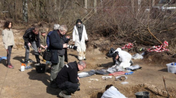 Poszukiwania szczątków żołnierzy Narodowych Sił Zbrojnych w lesie koło Starego Grodkowa. 19.03.2016. Fot. PAP/K. Świderski