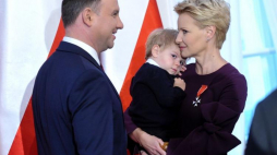  Prezydent Andrzej Duda (L) odznaczył Krzyżem Kawalerskim Orderu Odrodzenia Polski aktorkę Małgorzatę Kożuchowską. Fot, PAP/M. Obara