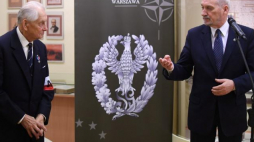 B. prezes ŚZŻAK płk Stanisław Oleksiak (L) i szef MON Antoni Macierewicz podczas konf. nt. polityki historycznej i szkolnictwa wojskowego. Fot. PAP/B. Zborowski