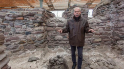 Dr Janusz Górecki z Muzeum Pierwszych Piastów na Lednicy prezentuje odrestaurowane pozostałości jednego z basenów chrzcielnych z kaplicy pałacowej na Ostrowie Lednickim. Fot. PAP/P. Jaskółka