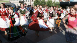 Jubileusz 65-lecia Harcerskiego Zespołu Pieśni i Tańca "Dzieci Płocka" - ustanowienie rekordu Guinnessa w tańczeniu oberka. 2011 r. Fot. PAP/M. Bednarski