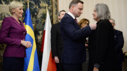 Prezydent Andrzej Duda w towarzystwie małżonki Agaty Kornahuser-Dudy (L) odznacza Krzyżem Komandorskim Orderu Odrodzenia Polski Jolantę Halkiewicz (P). Fot. PAP/J. Turczyk