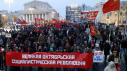 Pochód zorganizowany w Moskwie przez Komunistyczną Partię Federacji Rosyjskiej w 99. rocznicę bolszewickiego przewrotu. Fot. PAP/EPA 