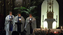 Roraty w kościele pw. Matki Boskiej Częstochowskiej. Józefów k.Otwocka. Fot. PAP/G. Jakubiak