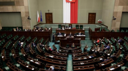 Minister edukacji Anna Zalewska (C) odpowiada na pytania posłów podczas pierwszego czytania projektów ustaw wprowadzających reformę edukacji. Fot. PAP/T. Gzell