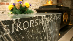 Sarkofag generała Władysława Sikorskiego w Krypcie św. Leonarda w podziemiach katedry wawelskiej. Fot. PAP/J. Bednarczyk