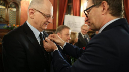 Prezes IPN dr Jarosław Szarek (P) wręcza prezesowi PAP Arturowi Dmochowskiemu (L) Krzyż Wolności i Solidarności. Kraków, 08.11.2016. Fot. PAP/S. Rozpędzik