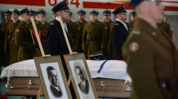 Sprowadzenie do Polski szczątków polskich oficerów - płk. Ignacego Matuszewskiego oraz mjr. Henryka Floyar-Rajchmana - uroczyste powitanie w Wojskowym Porcie Lotniczym Warszawa-Okęcie. Warszawa, 23.11.2016. Fot. PAP/J. Kamiński