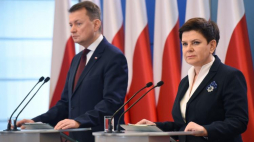  Premier Beata Szydło i minister spraw wewnętrznych i administracji Mariusz Błaszczak podczas konferencji prasowej. Fot. PAP/R. Pietruszka