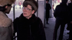 Anna Walentynowicz przed wejściem na teren Stoczni Gdańskiej podczas strajku ostrzegawczego NSZZ „S” w obronie Porozumień Sierpniowych. 22.01.1981. Fot. PAP/W. Kryński