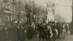 Wkroczenie oddziałów legionowych do Warszawy. Wojska przejeżdżają przez bramę triumfalną w Alejach Jerozolimskich. Na czele konno ppłk Witold Rylski ps. „Ścibor”. 1.12.1916 r. Fot. CAW