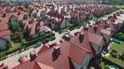 Festiwal  "Warszawa w budowie". Michał Januszaniec, Ewa Hevelke, „Komorowice”, kadr z filmu „Mały biały domek”, 2016