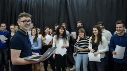 Pomysłodawca i realizator projektu, aktor i reżyser Krzysztof Czeczot podczas nagrywania Biblii Audio. Fot. PAP/W. Pacewicz