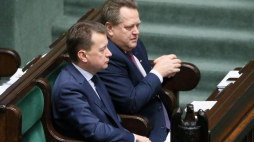 Minister spraw wewnętrznych i administracji Mariusz Błaszczak (L) i wiceminister Jarosław Zieliński (P) podczas debaty nad projektem "ustawy dezubekizacyjnej". Fot. PAP/P. Supernak