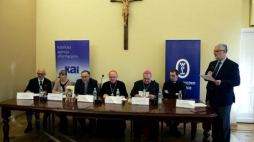 Od lewej: Łukasz Abgarowicz (Kościół ormiańsko-katolicki), Agnieszka Godfrejów-Tarnogórska, (Kościół ewangelicko–augsburski), ks. Józef Naumowicz,  kard. Kazimierz Nycz, abp Salvatore Pennacchio i prezes KAI Marcin Przeciszewski (P) podczas debaty "Choinka na rozdrożu". Fot. PAP/T. Gzell 