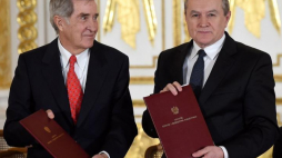 Fundator i Prezydent Rady Fundacji Książąt Czartoryskich Adam Karol Czartoryski (L) i wicepremier, minister kultury Piotr Gliński podczas uroczystości podpisania umowy na Zamku Królewskim w Warszawie. Fot. PAP/R. Pietruszka