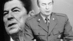 Witold Stefanowicz prowadzi Dziennik TV - w tle prezydent USA Ronald Reagan. 23.01.1982. Fot. PAP/CAF/T. Zagoździński