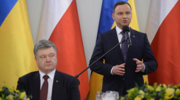 Prezydent Andrzej Duda i prezydent Ukrainy Petro Poroszenko podczas ceremonii oficjalnego powitania na dziedzińcu Pałacu Prezydenckiego w Warszawie. Fot. PAP/J. Turczyk