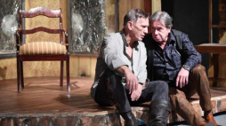 Jan Englert (L) jako Sir oraz Janusz Gajos jak Norman podczas przedpremierowej próby spektaklu "Garderobiany" w reż. Adama Sajnuka w Teatrze Narodowym w Warszawie. Fot. PAP/B. Zborowski 