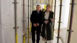 Wicepremier, minister kultury i dziedzictwa narodowego prof. Piotr Gliński i autorka wystawy "Fair building" Dominika Janicka. Kielce, 09.12.2016. Fot. PAP/P. Polak