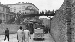 Getto warszawskie: Ulica Chłodna przy skrzyżowaniu z ul. Żelazną. Na zdjęciu widoczny drewniany most łączący Małe i Duże Getto. 06.1942. Źródło: Wikimedia Commons/Bundesarchiv