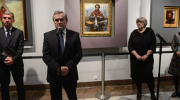 Min. kultury Piotr Gliński (2L), dyr. Jacek Miller (L), Ewa Micke-Broniarek z MNW (2P) i dyr. NCK Eliza Dzwonkiewicz (P) - otwarcie wystawy "Utracone-odzyskane: Aleksander Gierymski" w galerii Kordegarda. Fot. PAP/J. Kamiński 