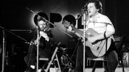 Przemysław Gintrowski (L) i Jacek Kaczmarski. XIX Krajowy Festiwal Polskiej Piosenki w Opolu. 06.1981. Fot. PAP/CAF/K. Świderski