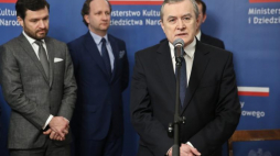 Wicepremier, minister kultury i dziedzictwa narodowego Piotr Gliński (P) podczas uroczystego podpisania, 29 bm. w MKiDN w Warszawie, umowy kupna budynku dawnego hotelu "Cracovia" w Krakowie. PAP/Rafał Guz 
