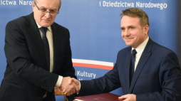 Wicepremier, minister kultury i dziedzictwa narodowego Piotr Gliński (L) oraz prezydent miasta Ostrów Mazowiecka Jerzy Bauer. Warszawa, 27.12.2016. Fot. PAP/R. Pietruszka