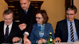Wicepremier, minister kultury prof. Piotr Gliński (L), marszałek woj. świętokrzyskiego Adam Jarubas i wojewoda świętokrzyski Agata Wojtyszek podczas podpisania umowy dot. połączenia Muzeum Regionalnego w Wiślicy z Muzeum Narodowym w Kielcach. Fot. PAP/P. Polak