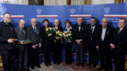 Wicepremier, minister kultury i dziedzictwa narodowego Piotr Gliński (P) z odznaczonymi medalami "Zasłużony Kulturze Gloria Artis". Warszawa, 20.12.2016. Fot. PAP/J. Kamiński