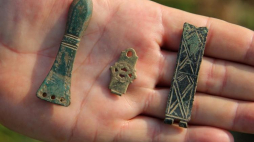 Brązowe zapinki rycerskiego pasa znalezione na polach grunwaldzkich podczas międzynarodowych badań archeologicznych. Łodwigowo, 09.2016. Fot. PAP/T. Waszczuk