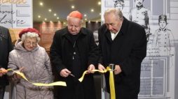 Danuta Ciesielska, kard. Stanisław Dziwisz (C) i prof. Gabriel Turowski przecinają wstęgę podczas otwarcia wystawy "Urodziłem się w Wadowicach" w Bazylice Bożego Miłosierdzia w Łagiewnikach w Krakowie. Fot. PAP/J. Bednarczyk 
