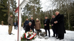 Marszałek Senatu Stanisław Karczewski składa wieniec pod krzyżem upamiętniającym pomordowanych Polaków. Kuropaty, 06.12.2016. Fot. PAP/M. Obara